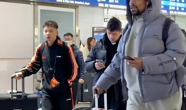 开云-胡明轩领衔三名国手缺席！广东抵达呼和浩特 残阵再战上海引关注